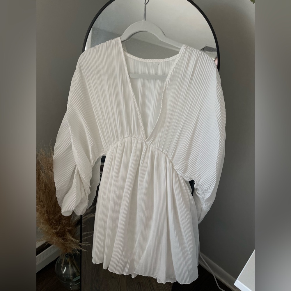 White Flowy Bell Sleeve Short Dress - Size M